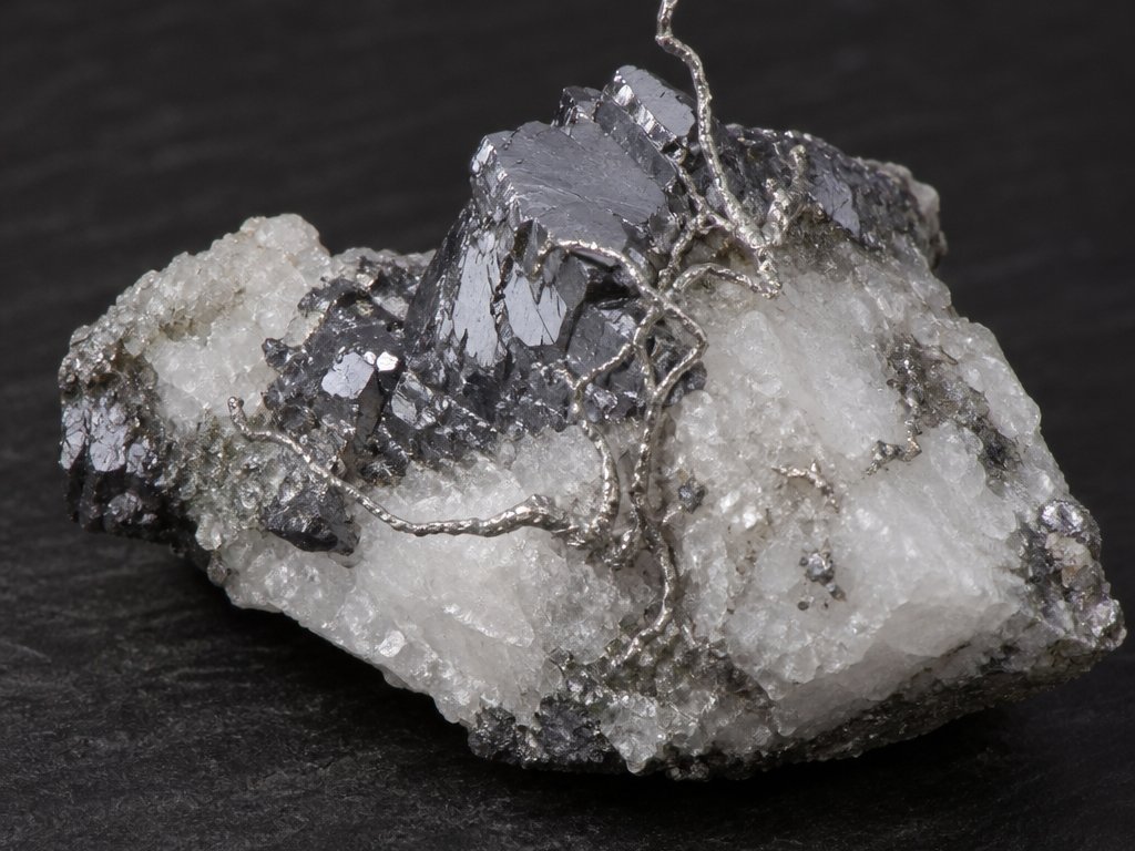Mineralstufe mit dunklem Bleiglanz und gediegenen Silberdrähten auf weißem Quarz (mit AI erstelltes Bild)